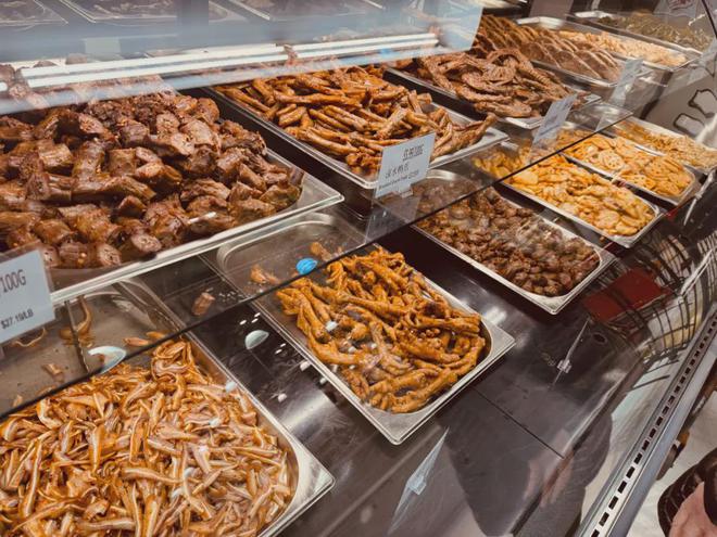 厨品尝新鲜现做的多样美食凯发k8娱乐唯一来丰味小(图3)