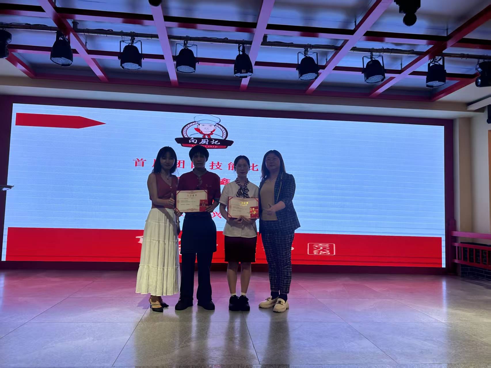 四川火锅店辣到本地人都排队！凯发K8【中